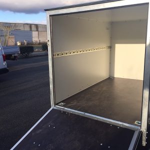 Remorque fourgon fermée Boro Niewiadow F2515P 248 x 150 x 150 cm – essieu KNOTT, PTAC 500 ou 750 kg